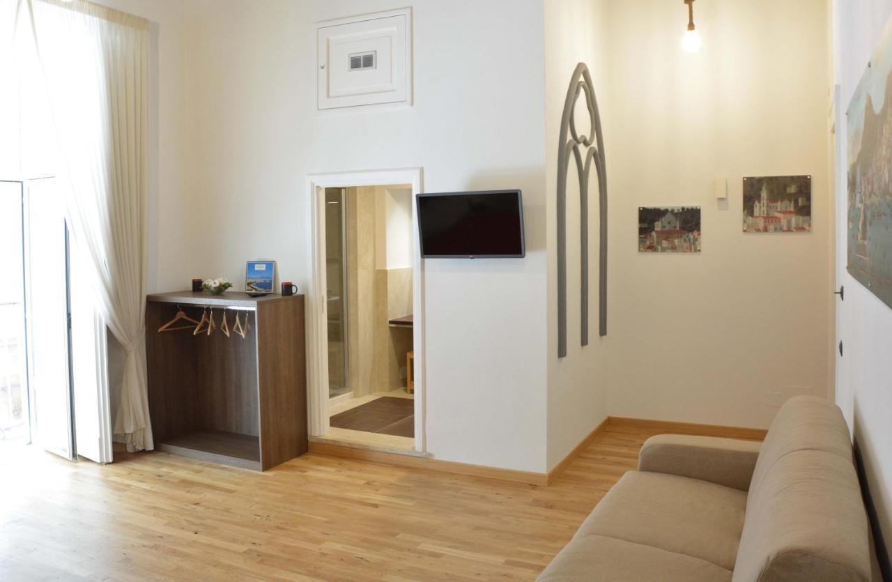 Domus Studio 25 Bed & Breakfast Napels Buitenkant foto